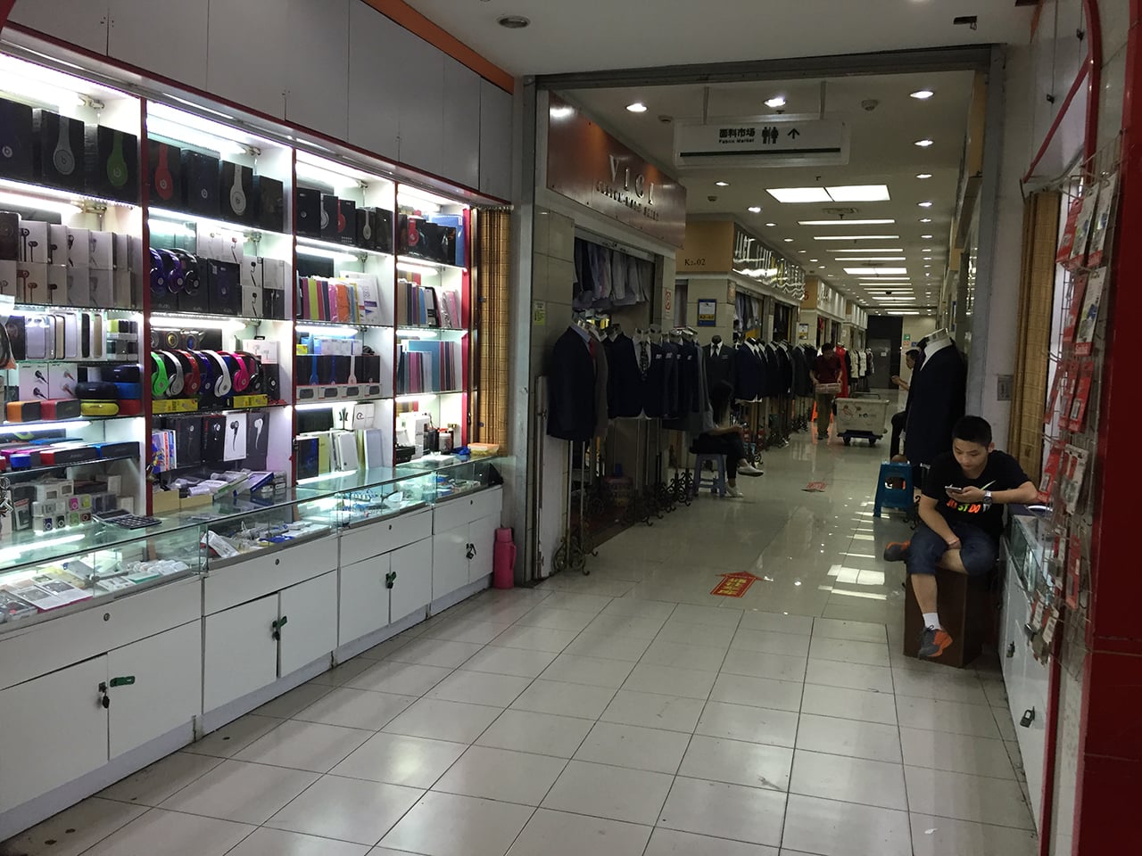 Podobných obchodů s elektronikou se na celém trhu dá najít přes deset. Někde jsou namixovány s dalším sortimentem.