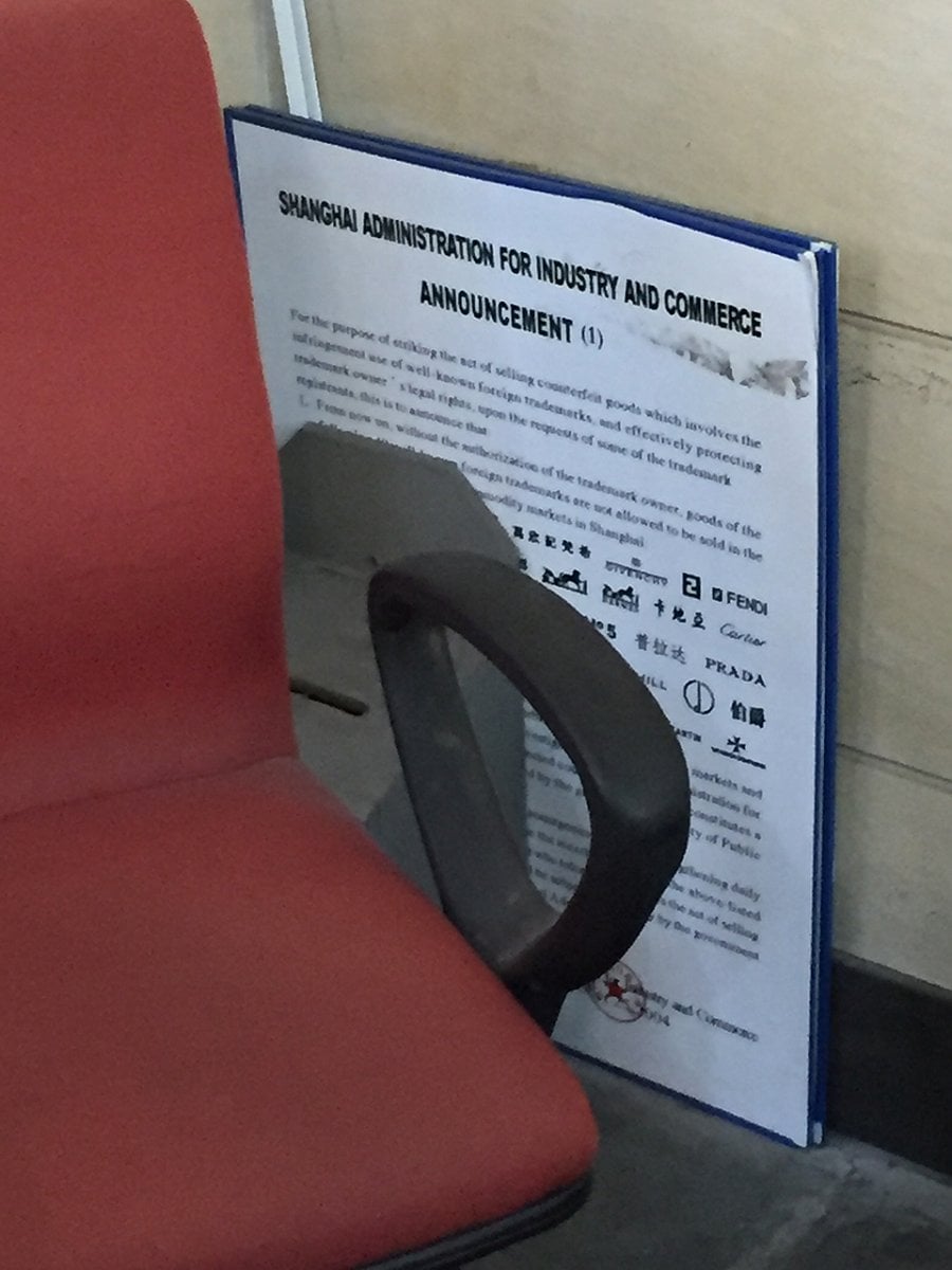 Cedule od úřadů s textem o falešném zboží moc vidět není.