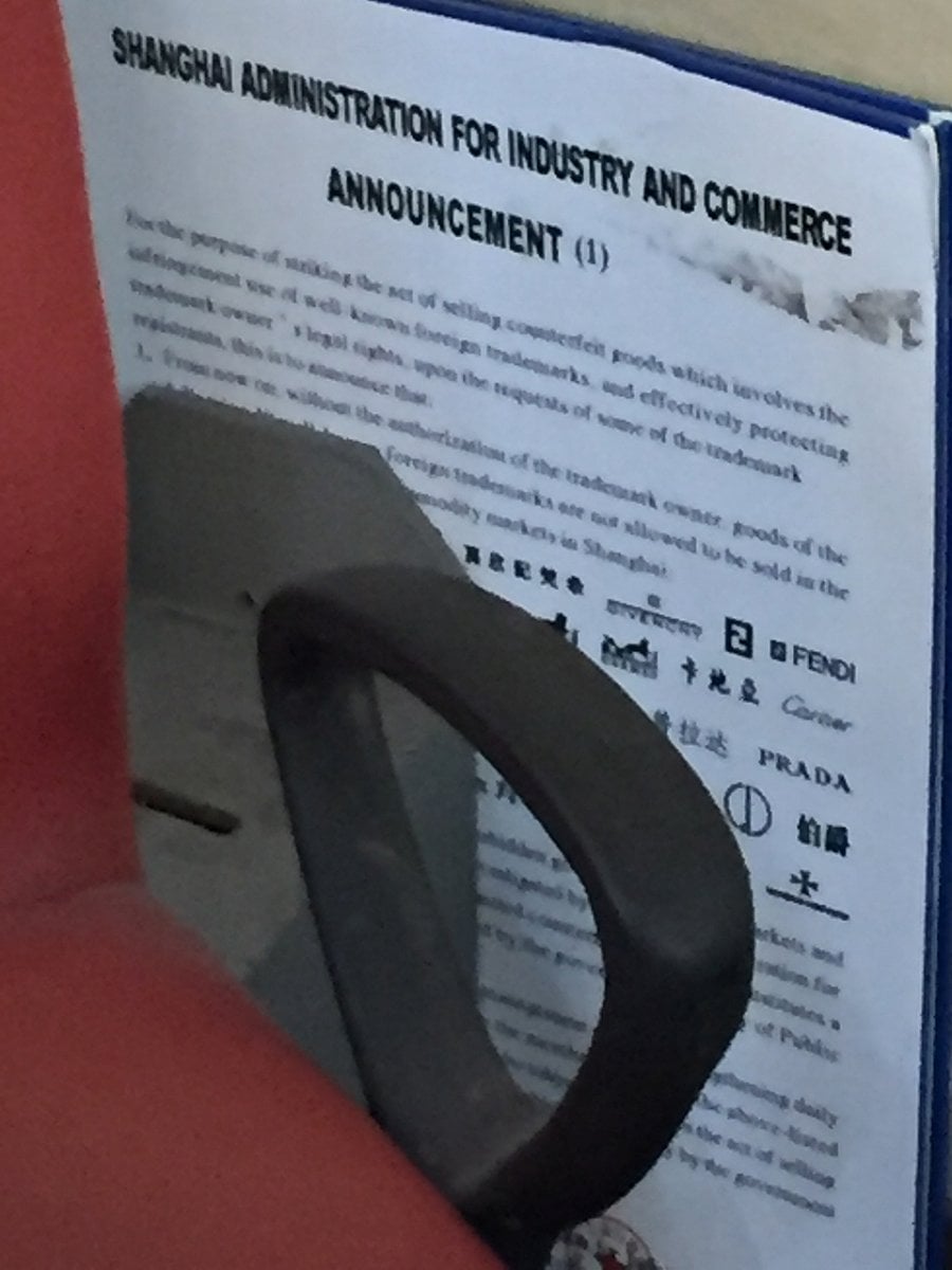 Cedule od úřadů s textem o falešném zboží moc vidět není.