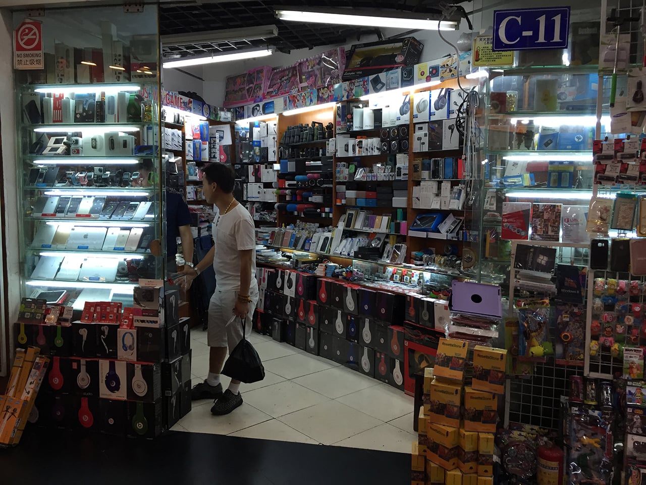 Podobných obchodů s elektronikou se na celém trhu dá najít přes deset. Někde jsou namixovány s dalším sortimentem.