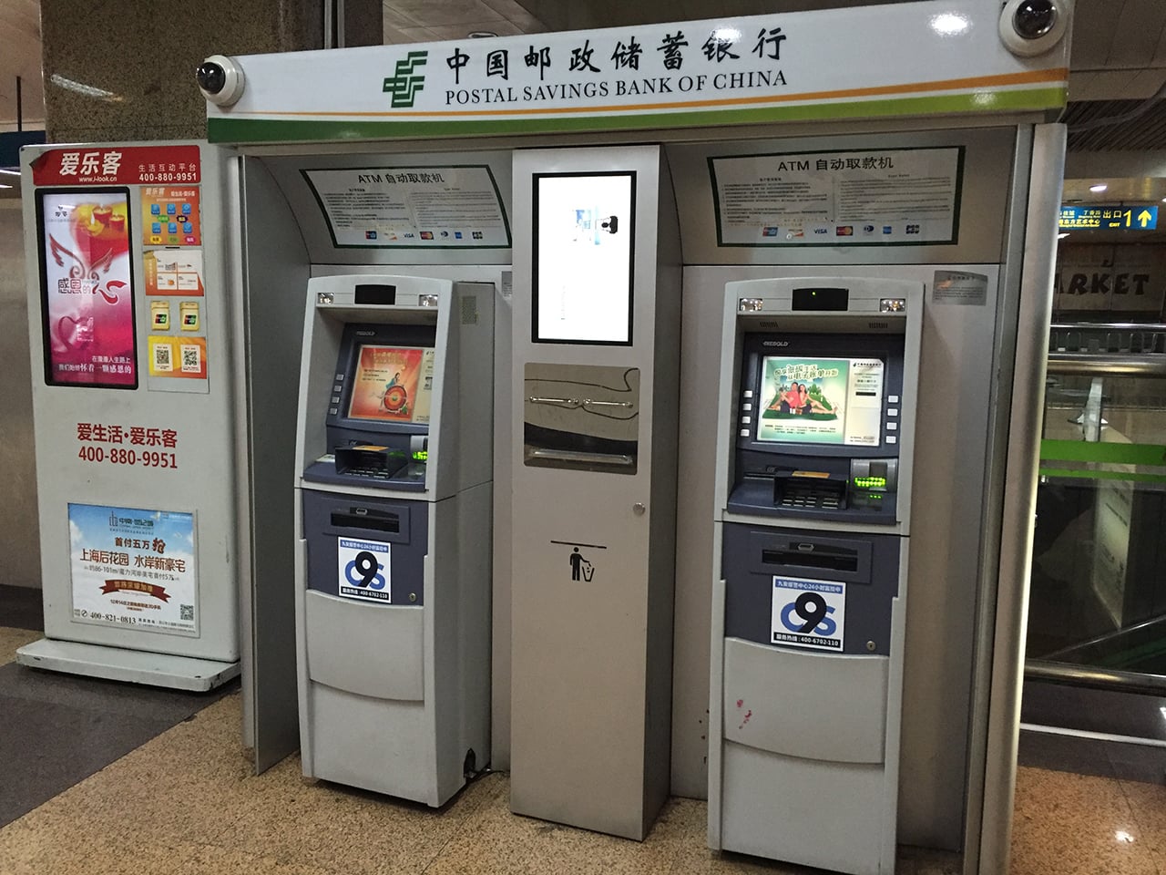 Bankomaty jsou v blízkosti. Obchodníci vás rádi doprovodí a vybrané zboží raději rovnou vezmou s sebou.