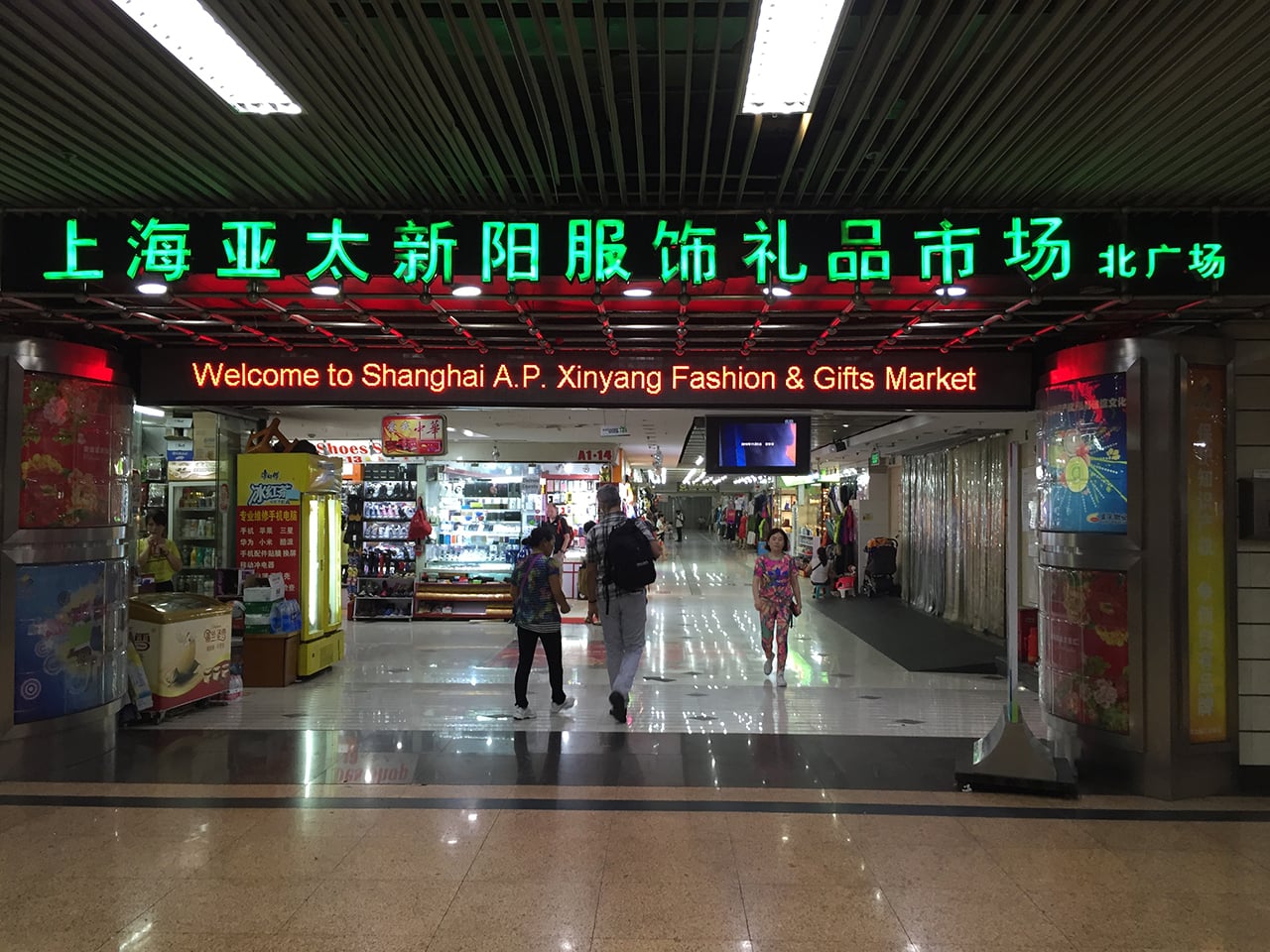 Na fake trh se dostanete přímo z metra.