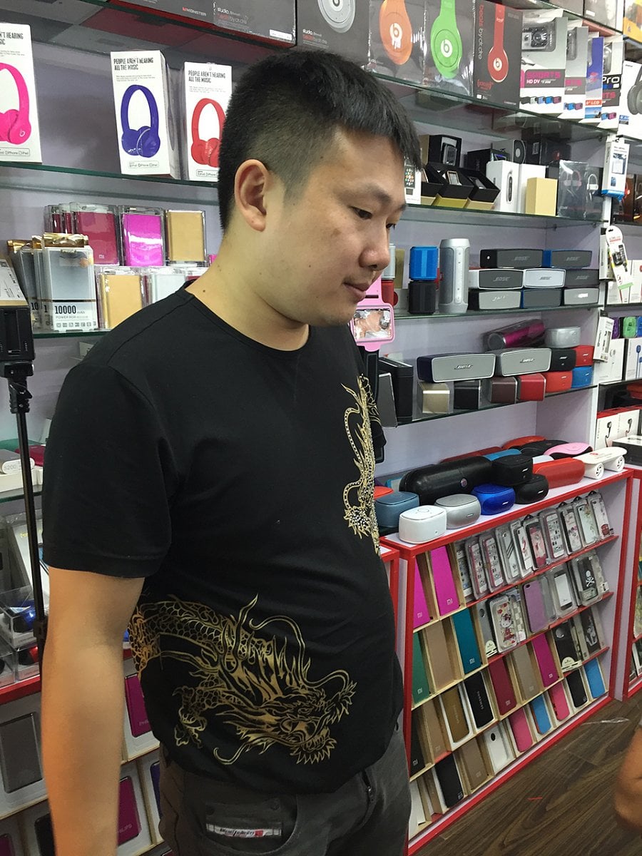 Pán říká, že s cenou už jít dolů nemůže. Nakonec může a přihodí kablík zdarma.