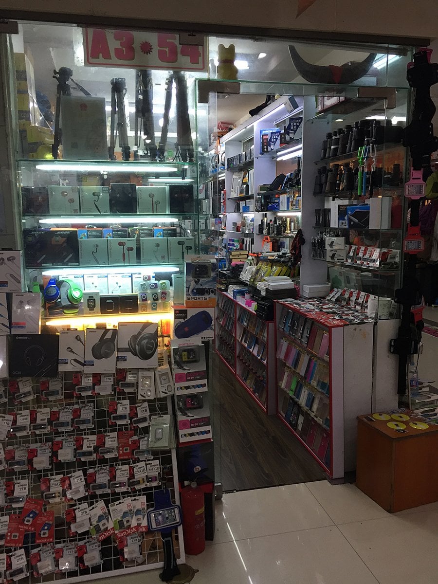 Podobných obchodů s elektronikou se na celém trhu dá najít přes deset. Někde jsou namixovány s dalším sortimentem.