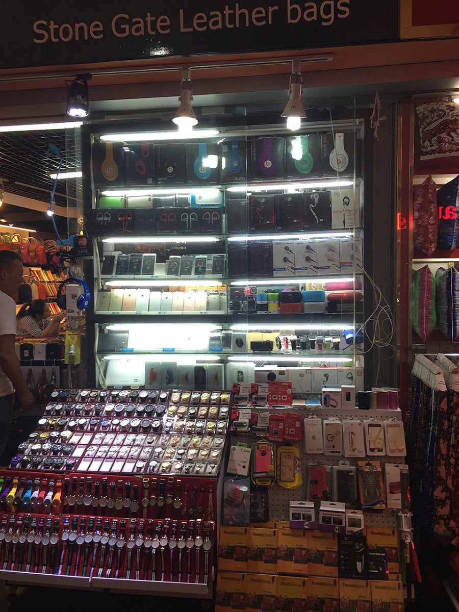 Podobných obchodů s elektronikou se na celém trhu dá najít přes deset. Někde jsou namixovány s dalším sortimentem.