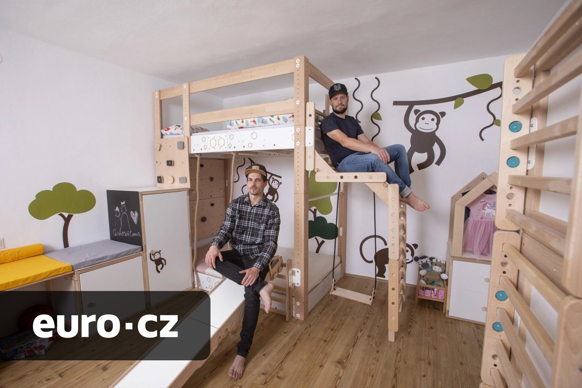 Jejich příběh začal bankrotem. Teď se dva tátové, kteří se potkali na cestách, vydávají se svým dětským pohybovým nábytkem do celé Evropy