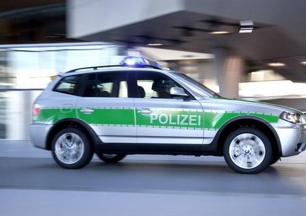 2017-11-bmw-ve-sluc5bebc3a1ch-bavorskc3a9-policie-3.jpg