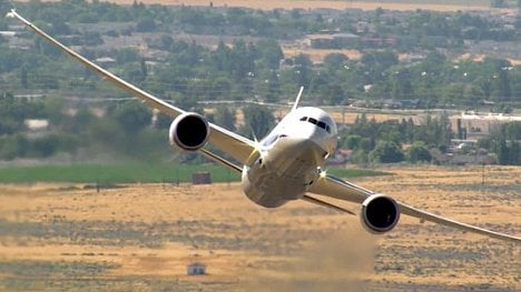 Náhledový obrázek - Podívejte se, jak Boeing 787-9 Dreamliner trénuje na leteckou show