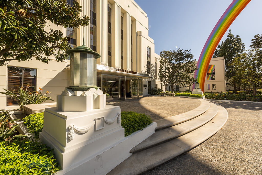 Výrobce spotřební elektroniky a videoher podniká rovněž ve filmovém, televizním a hudebním průmyslu. O tuto činnost se stará divize Sony Entertainment se sídlem v New Yorku. Jejími dceřinými společnostmi jsou například filmová studia Columbia Pictures a TriStar Pictures. Televizní část kromě vlastní výroby licencuje úspěšné formáty jako Chcete být milionářem? nebo podnikatelský inkubátor Den D. Tržní kapitalizace celé korporace (tedy včetně všech nemediálních částí) je 112 miliard dolarů.