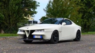 Náhledový obrázek - Do prodeje míří hodně zvláštní Alfa Romeo 75. Má šestiválec Busso, ručně vyráběnou karoserii a zajímavou historii