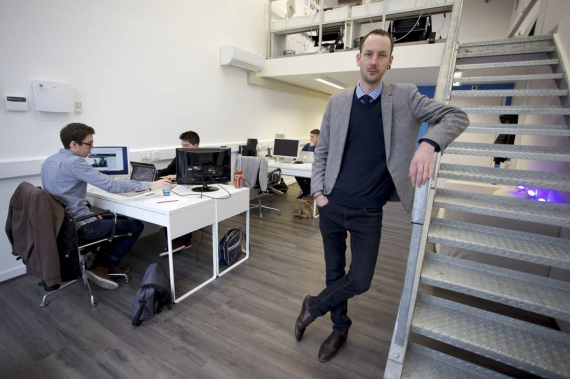 Šéf vývojářského studia Apposing stojí uvnitř svého "krámku".