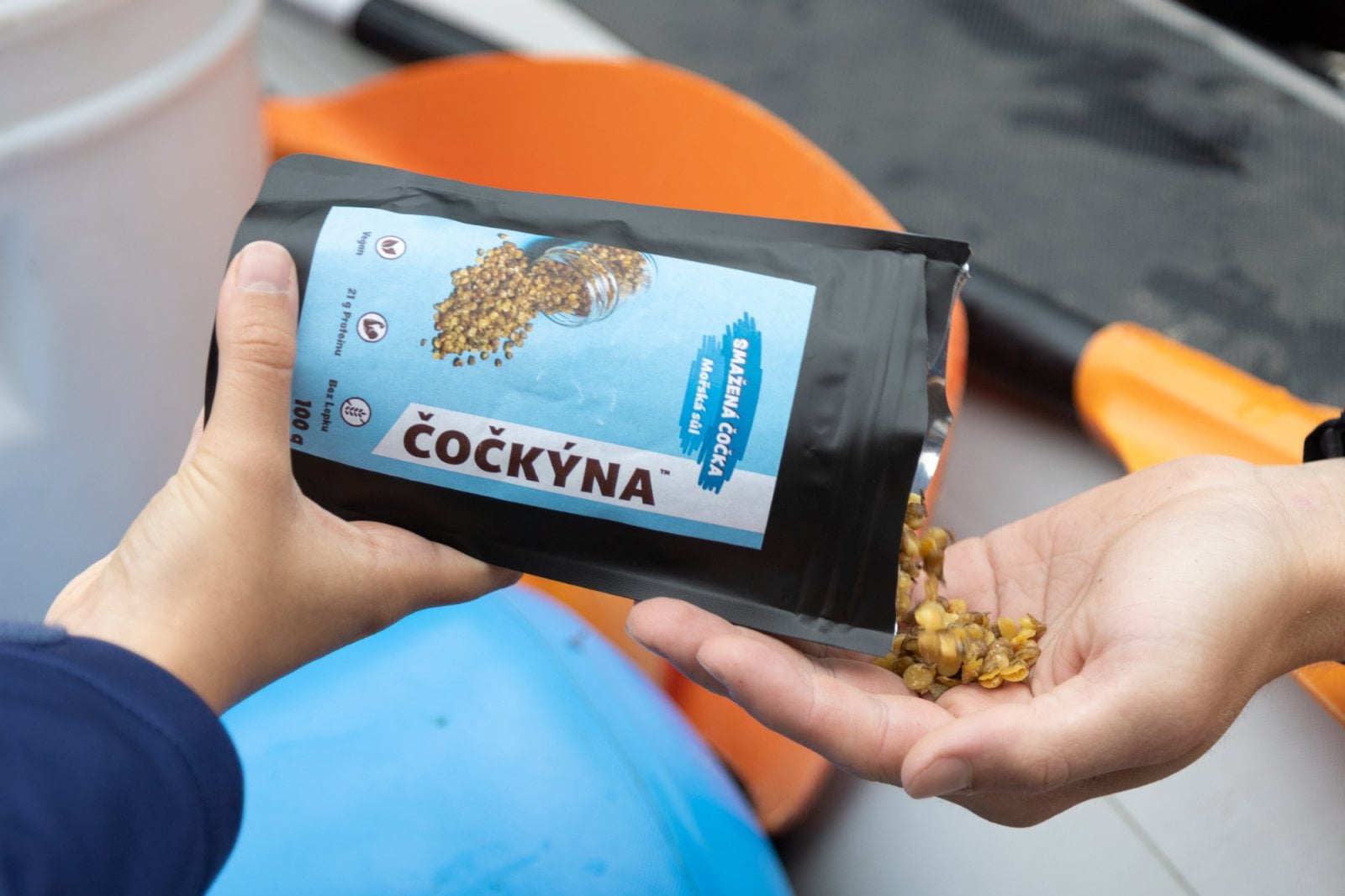 Čočkýna s mořskou solí sypaná do dlaně