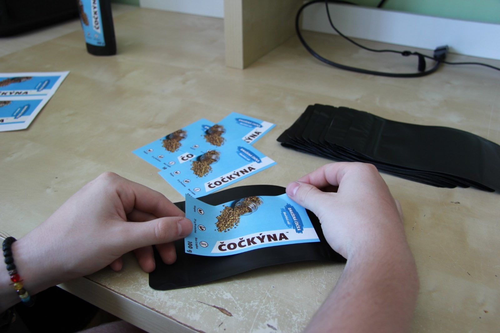 Lepení etiket na Čočkýnu