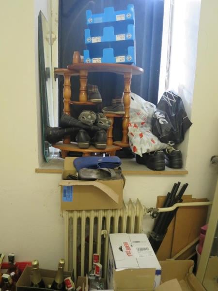 Výskyt myšího trusu a mrtvých myší. Výrazně zanedbaný úklid, nečistoty na podlaze, regálech či zařízeních.
