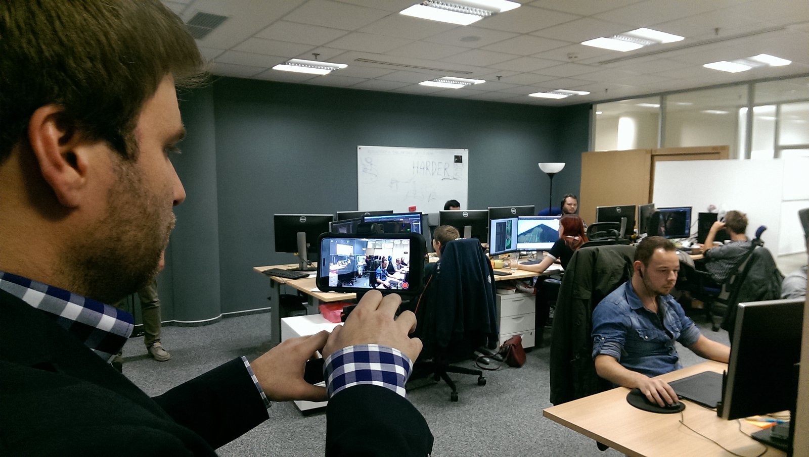 Jak vzniká #mojo reportáž ve Warhorse Studios?