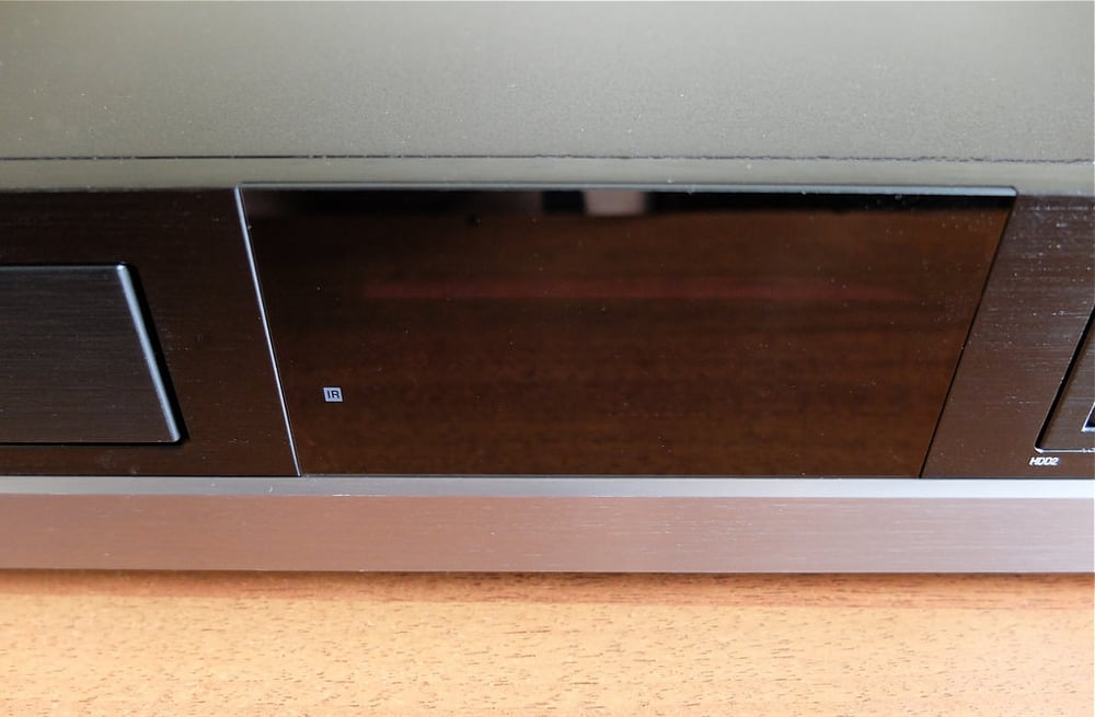 Zidoo X20 Pro - Bližší pohled na přední panel a dálkový ovladač