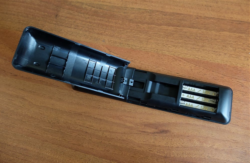 Zidoo X20 Pro - Bližší pohled na přední panel a dálkový ovladač