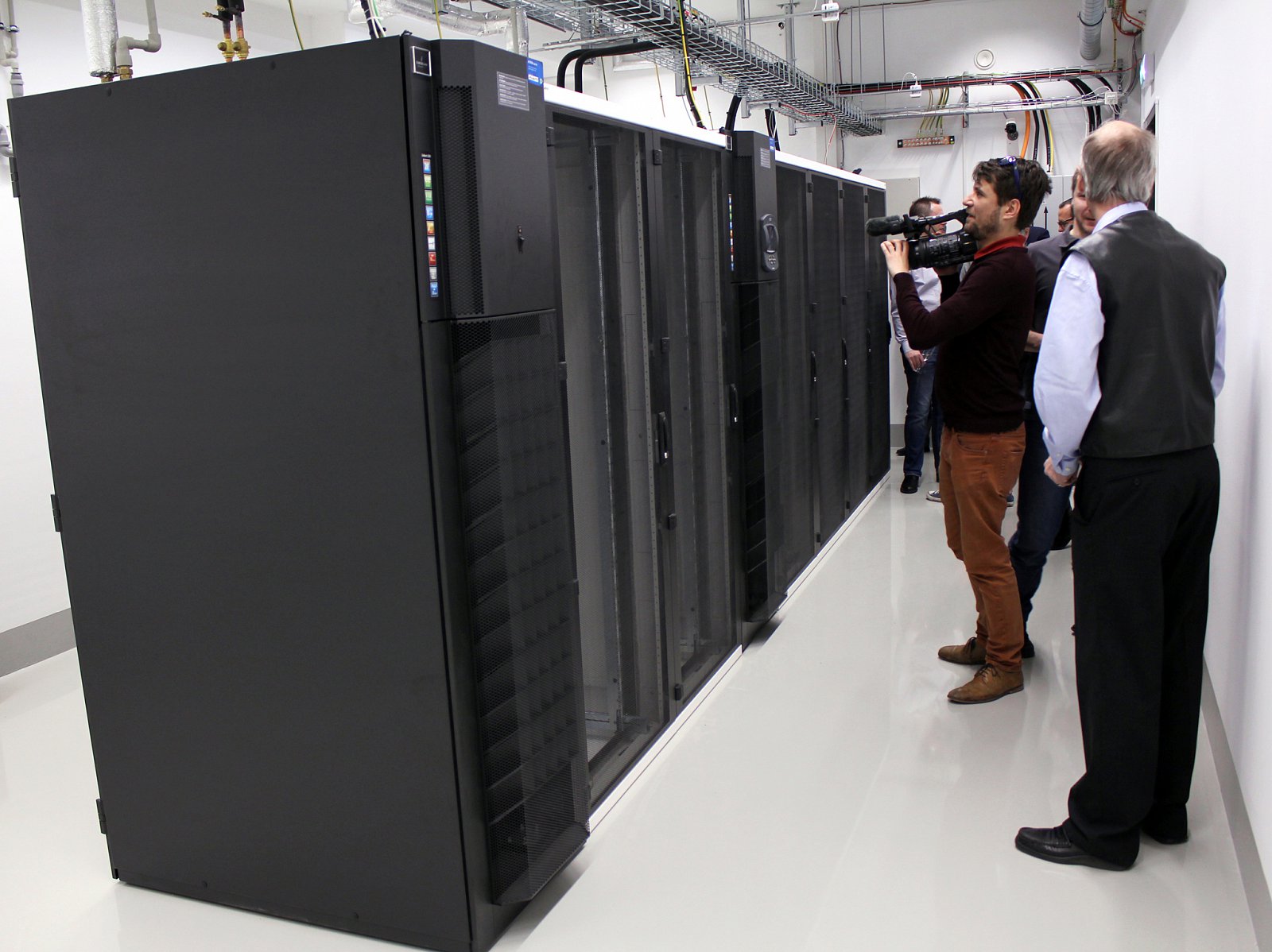 Racky v testovací místnosti (říkají jí tady Laboratoř) jsou zatím prázdné, osazeny mají být přibližně za tři týdny a Seznam zde bude zkoušet nové technologie. „Teď třeba používáme klasické rackové 1U servery a tady můžeme testovat více zahuštěné uspořádání. Rádi bychom si tu také hráli s open compute přístupem a podobnými věcmi,“ říká Marek Leš.