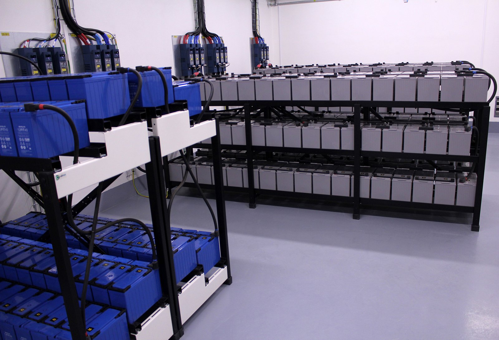 Baterie pro záložní zdroje (UPS) v případě výpadku slouží k překlenutí doby, než naběhnou dieslové agregátory. Proud prochází přímo přes ně, takže při výpadku začnou energii dodávat okamžitě.