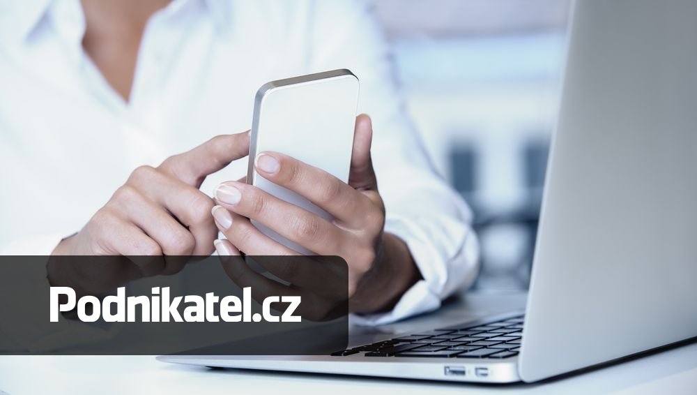 Musíte platit koncesionářský poplatek za služební mobil či počítač?