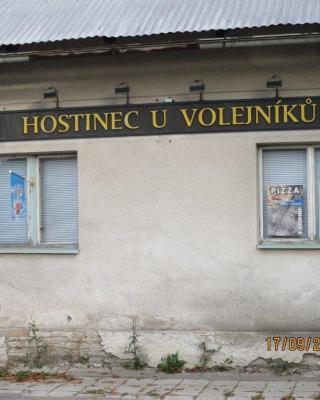HOSTINEC U VOLEJNÍKŮ, Žehuň - V prostorách kuchyně i skladu potravin zjistili inspektoři přítomnost myších výkalů (např. v rozích místností, za mrazícím pultem, boxem, stolem, parapetu, na podlaze u výpusti atd.) Prostory pod výčepním pultem byly zaneseny špínou, prachem a pavučinami. Ve skladu potravin a v manipulační místnosti byly porušeny povrchy stěn, přičemž v manipulační místnosti ze stropu zatékalo. Vzhledem ke zjištěným skutečnostem došlo k uložení zákazu užívání prostor  pro  výrobu  pokrmů a  uvádění  na trh.
