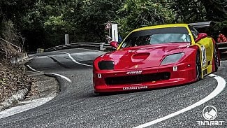 Náhledový obrázek - Video: Ferrari 550 Maranello jako vrchařský závodní speciál? Zní brutálně