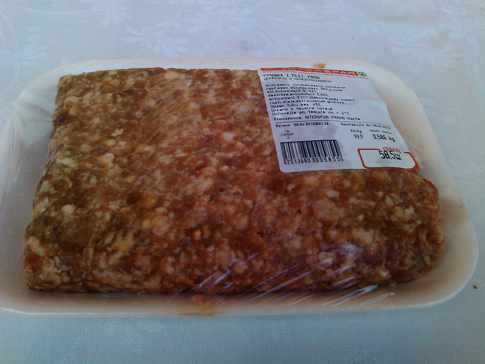 Výrobek z mletého masa vepř. a hov., polotovar: 90 % masa, 0,59 kg za 58,50 Kč, 99,90 Kč/kg výrobku. Ve složení: voda, sůl, antioxidanty, dextróza, vláknina, koření, rostlinný olej, extrakt kvasinek, glukóza	