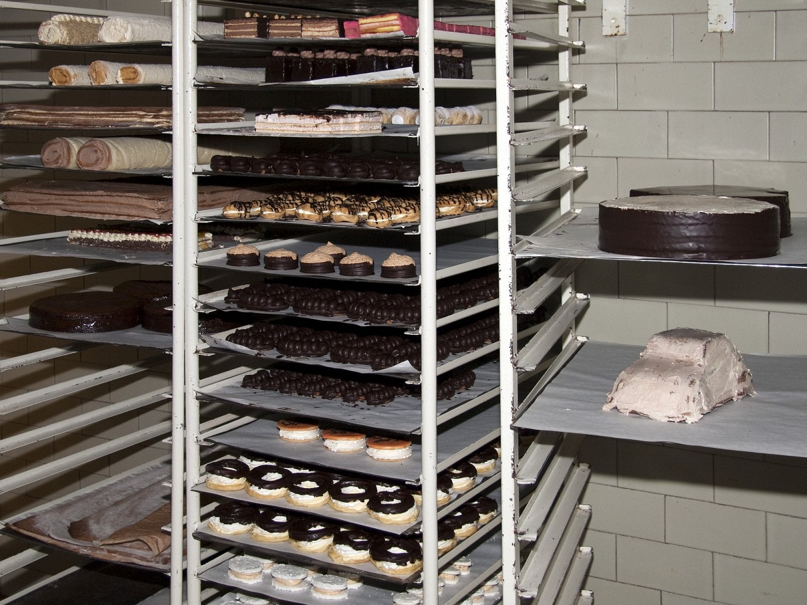 Pohled do provozu cukrárny AVOS - zákusky