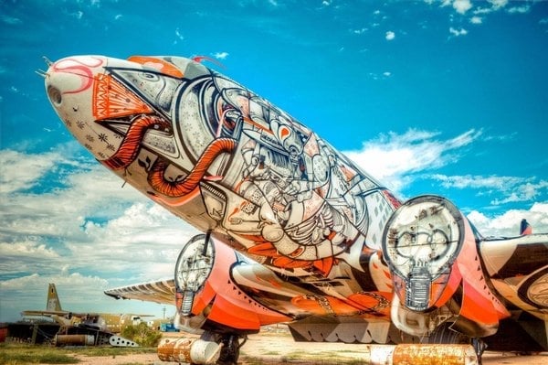 2009-10-vyc599azenc3a1-vojenskc3a1-letadla-jako-objekt-graffiti-