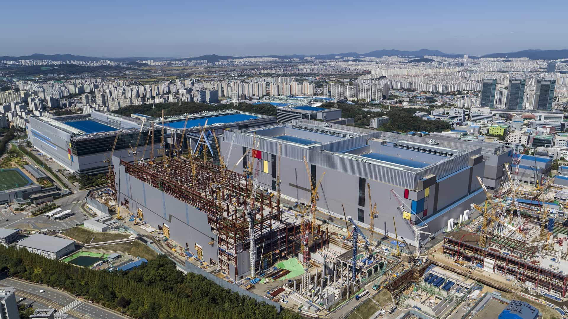 Výstavba továren Samsungu vyrábějících na EUV procesech v Hwasongu