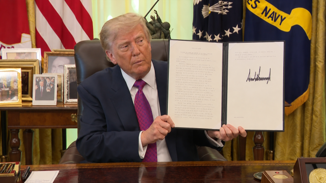Donald Trump při podepsání nařízení o přejmenování jezera Ontario na „Lake America“ ve Spojených státech