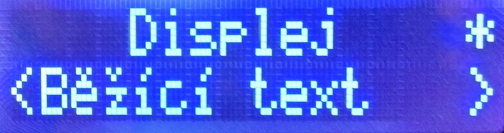 Pro zobrazení na druhém řádku displeje si můžete vybrat mezi běžícím textem, silou signálu či například zobrazením multiplexu.