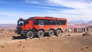 Náhledový obrázek - Tatrabus vozí turisty na poušti Atacama