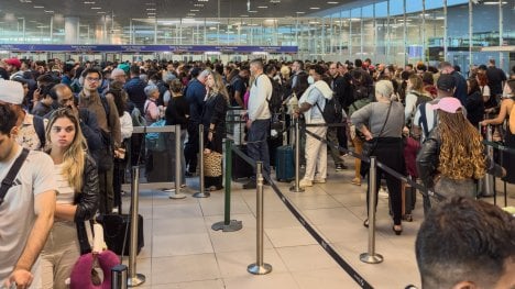 Fronty, které neberou konce. Nový digitální systém EU prodlužuje pasové kontroly na letištích, doplácejí na něj třeba Britové