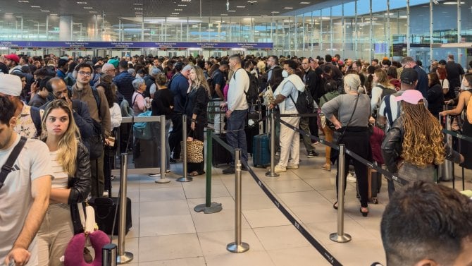 Fronty, které neberou konce. Nový digitální systém EU prodlužuje pasové kontroly na letištích, doplácejí na něj třeba Britové