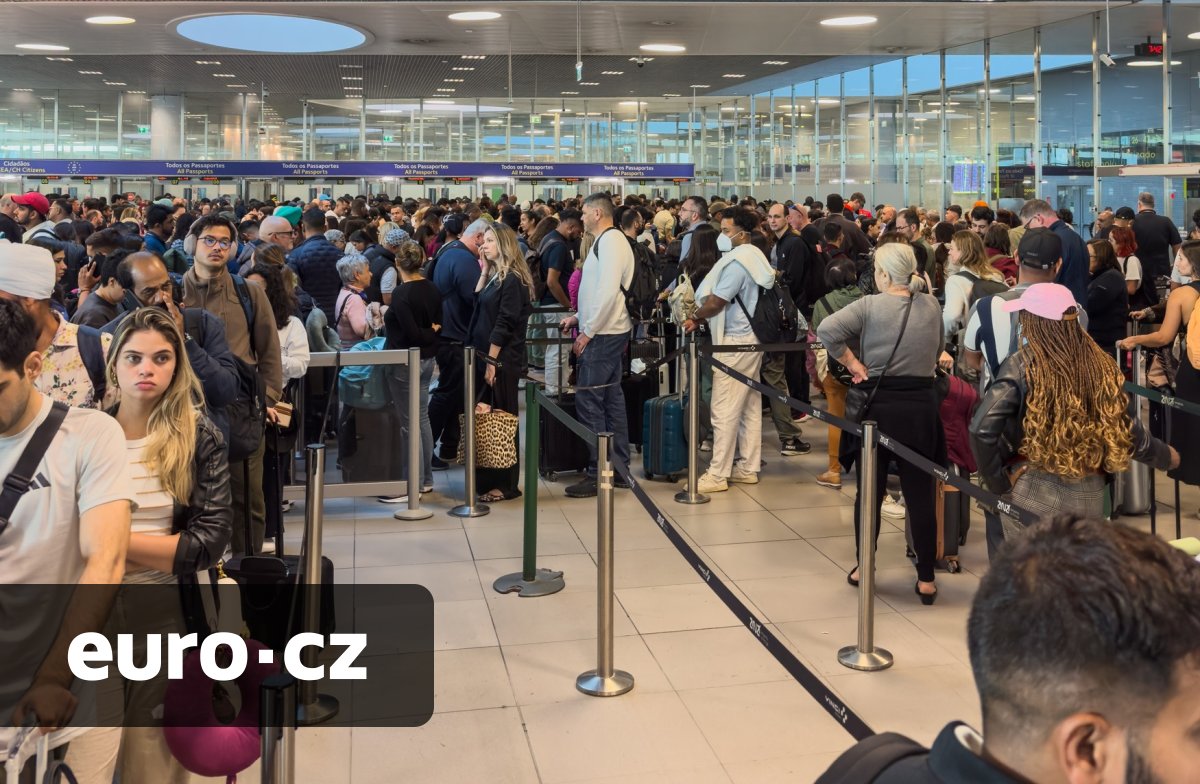 Fronty, které neberou konce. Nový digitální systém EU prodlužuje pasové kontroly na letištích, doplácejí na něj třeba Britové