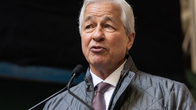 Trhy snížení ratingu USA přehlížejí. Šéf JP Morgan naopak varuje před stagflací a přehnaným optimismem