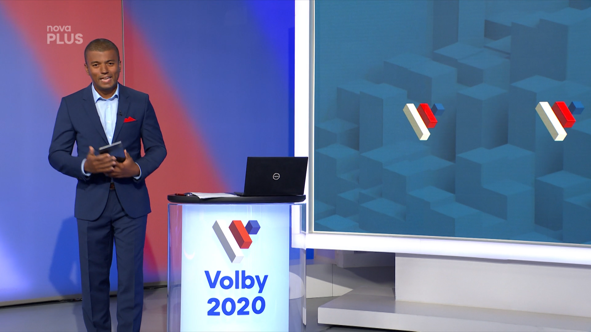 Na Nově provázel diváky kratšími volebními studii Rey Koranteng s Bárou Divišovou.