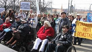 Náhledový obrázek - Senát asi vyjde vstříc petici proti rušení příspěvku invalidům