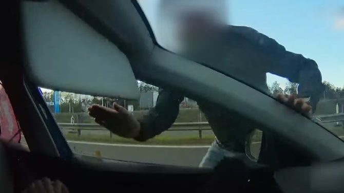 Agresivní řidič na D6