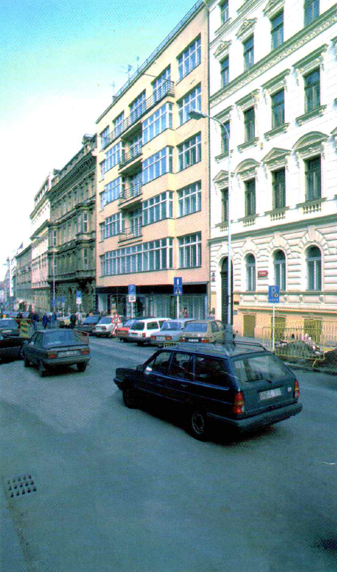 Prostory Cybeterie (zejména ty určené pro školení či tiskové konference) na snímcích naskenovaných z dochovaných propagačních materiálů