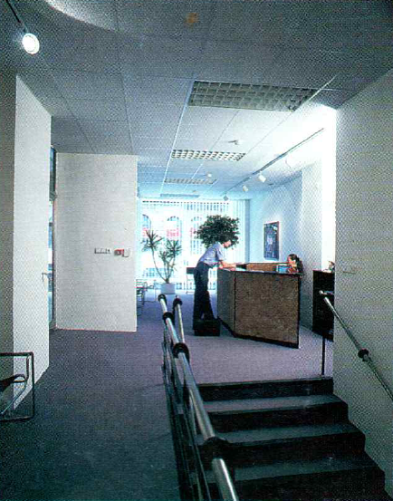 Prostory Cybeterie (zejména ty určené pro školení či tiskové konference) na snímcích naskenovaných z dochovaných propagačních materiálů