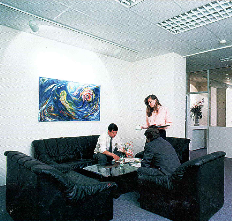 Prostory Cybeterie (zejména ty určené pro školení či tiskové konference) na snímcích naskenovaných z dochovaných propagačních materiálů