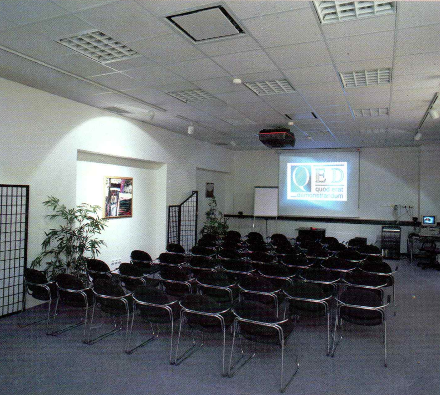 Prostory Cybeterie (zejména ty určené pro školení či tiskové konference) na snímcích naskenovaných z dochovaných propagačních materiálů