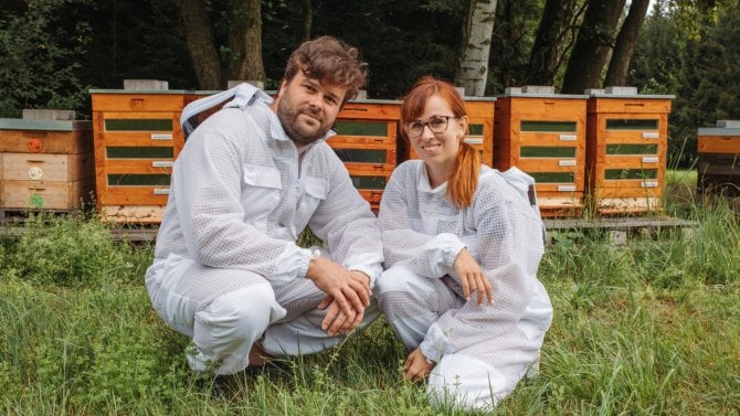 Josef a Alena Kölblovi, majitelé Včelařství Domovina u včelých úlů