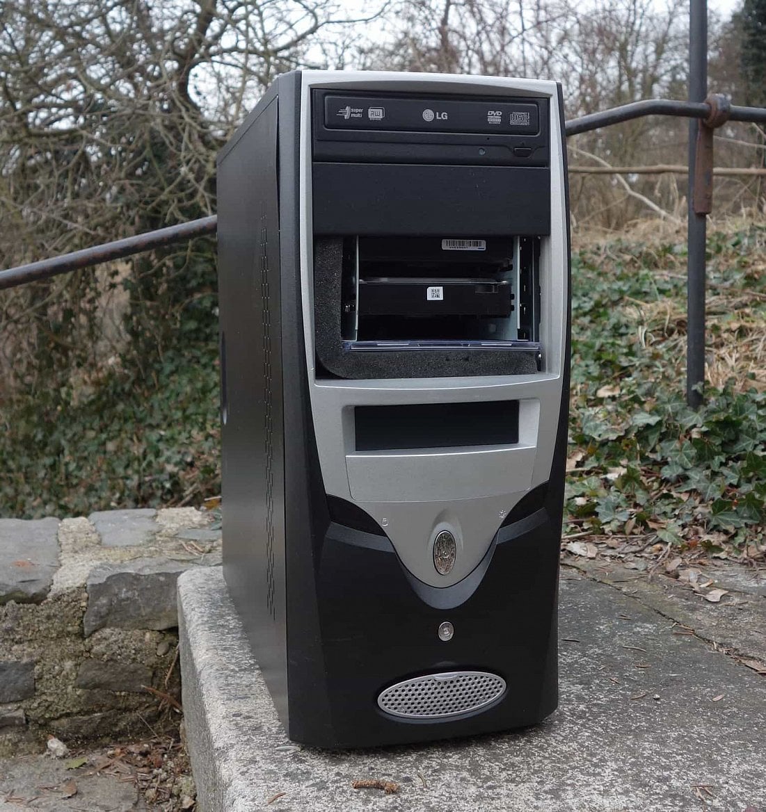 Neidentifikováná skříň z popelnice