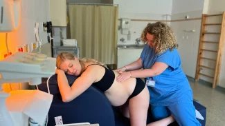 Lékaři Gynekologicko-porodnické kliniky FNO a LF OU preferují při některých porodech metodu, která se odborně nazývá „hands off“. Ve volném překladu „ruce pryč/za zády“. V praxi to znamená, že lékař a porodní asistentka na porod jen dohlížejí a dítěti s příchodem na svět aktivně nepomáhají.