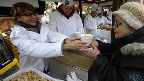 Náhledový obrázek - O tradiční rybí polévku byl zájem. V centru ji nabízela primátorka i starosta Prahy 1