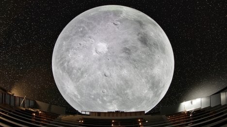 Náhledový obrázek - Největší LED kopule světa mění pohled na vesmír. Pražské planetárium po dvou letech opět září a přináší dechberoucí zážitky
