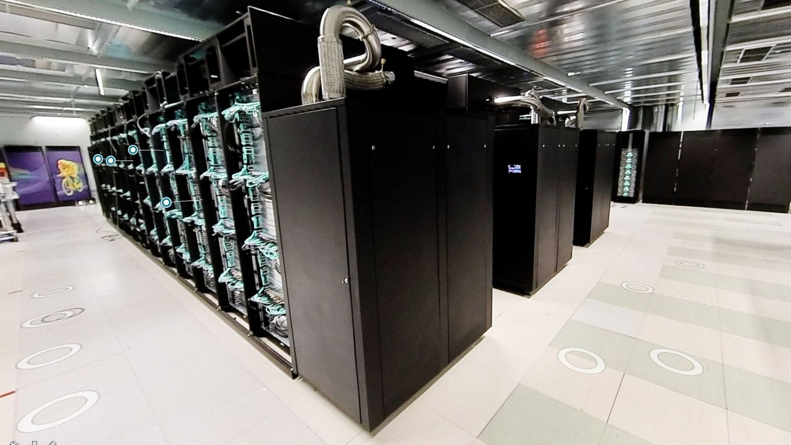 Každý procesor disponuje 64 jádry, celkem tu tedy běží 720 896 jader.